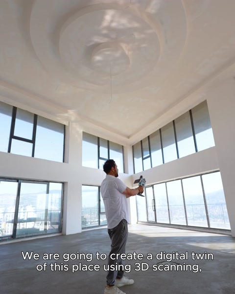 Teknisyen pencere kenarında mekanı 3D tarama ile ölçüyor