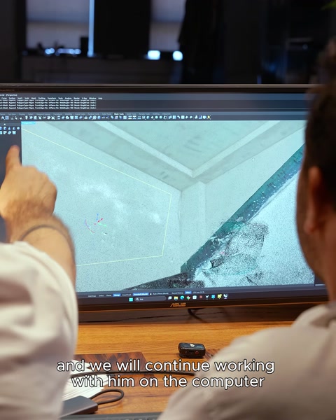Bilgisayar ekranında oluşturulan 3D tarama verisi inceleniyor