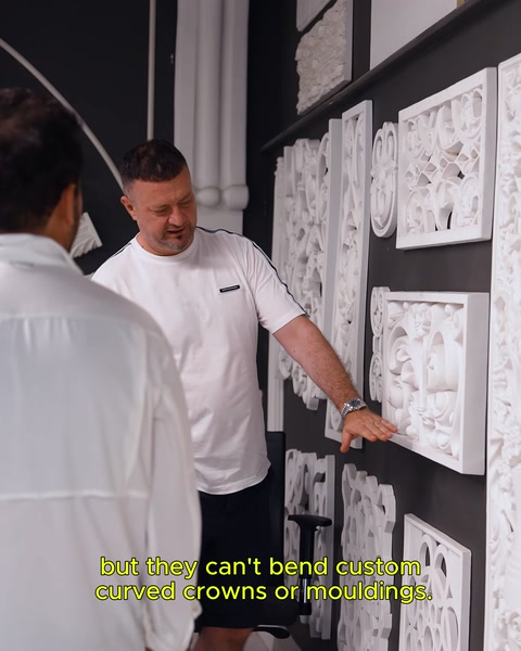 Duvar panosundaki kartonpiyer desenleri birlikte incelenip seçiliyor