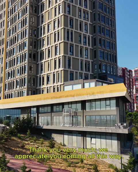 Akşam ışığında şehir manzaralı bina dış cephesi