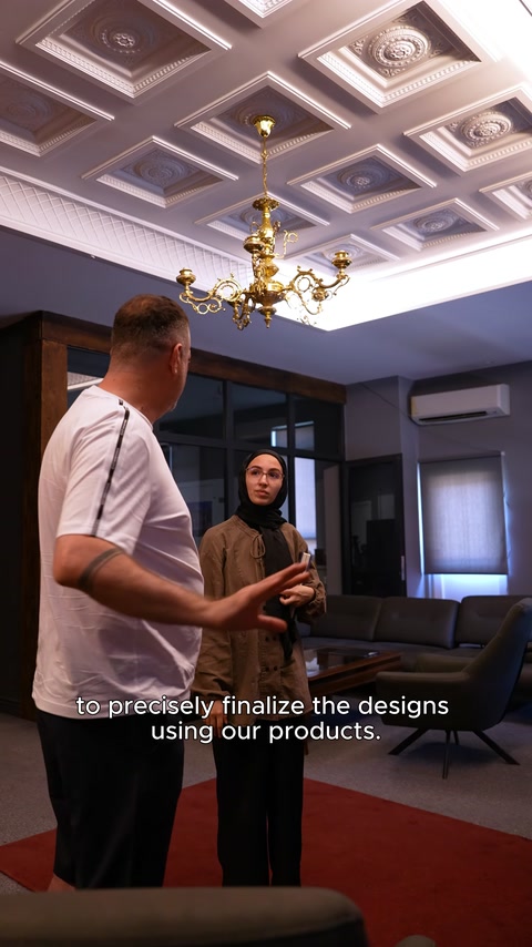 Dekoratif kaset tavanlı ofiste proje detayları değerlendiriliyor