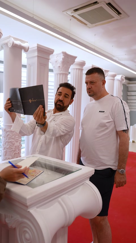 Sütun örneklerinin yanında dekorasyon kataloğu üzerinden ürün seçiliyor