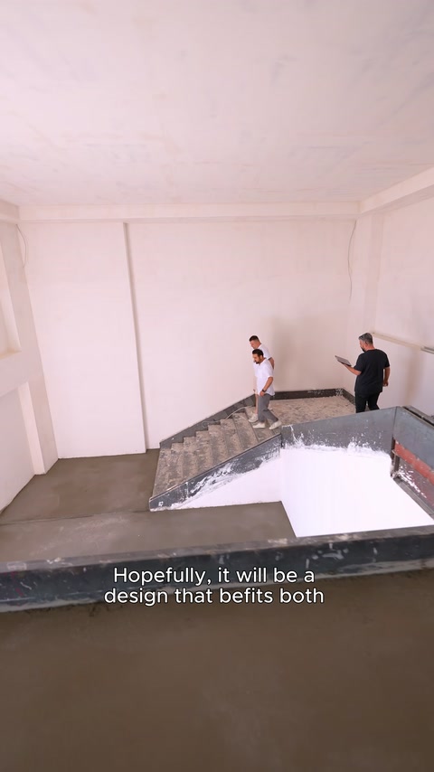 Merdivenli geniş çalışma alanının genel yerleşimi değerlendiriliyor