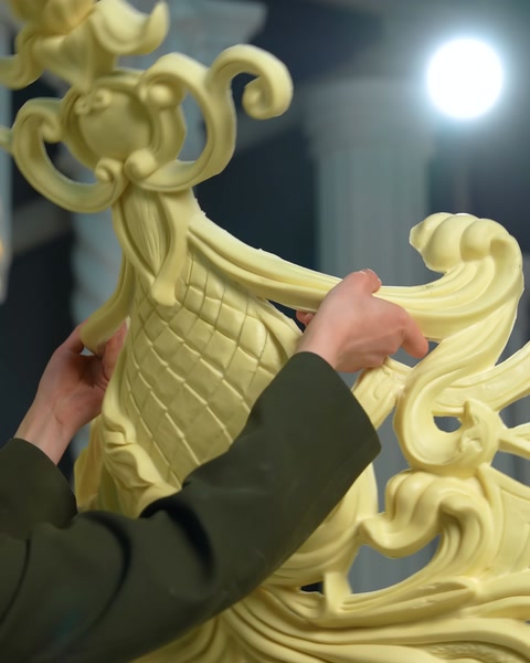 Kavisli poliüretan panel elle şekli gösterilerek tutuluyor