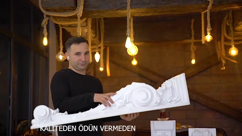 Dekoratif payandanın yan profili yatay tutularak inceleniyor