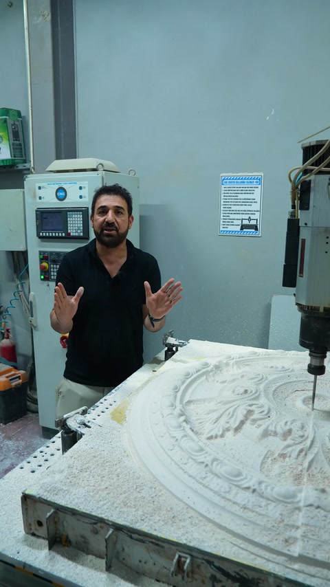 Kesici takım göbek kalıbının kabartmalı yüzeyinde ayrıntılı işlem yapıyor.