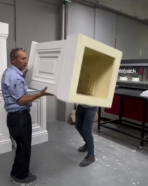 İki çalışan kaidenin boş iç yapısını kaldırarak gösteriyor