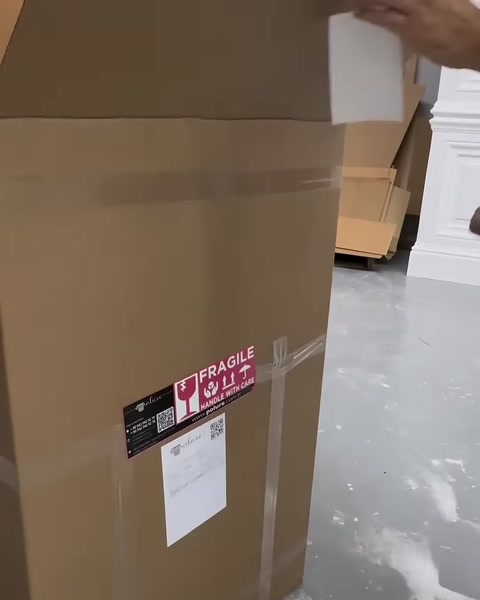 Karton ambalaj tamamlanan pilaster kaidesinin yanında görülüyor