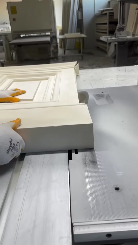 Pilaster kaidesinin profilli üst parçası gövde üzerinde hizalanıyor.