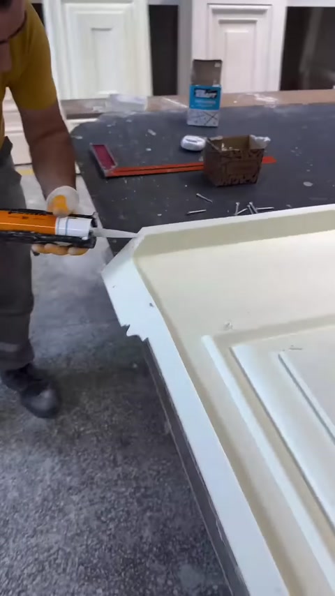 İçi boş kaide gövdesi çalışma tezgâhında montaja hazırlanıyor.