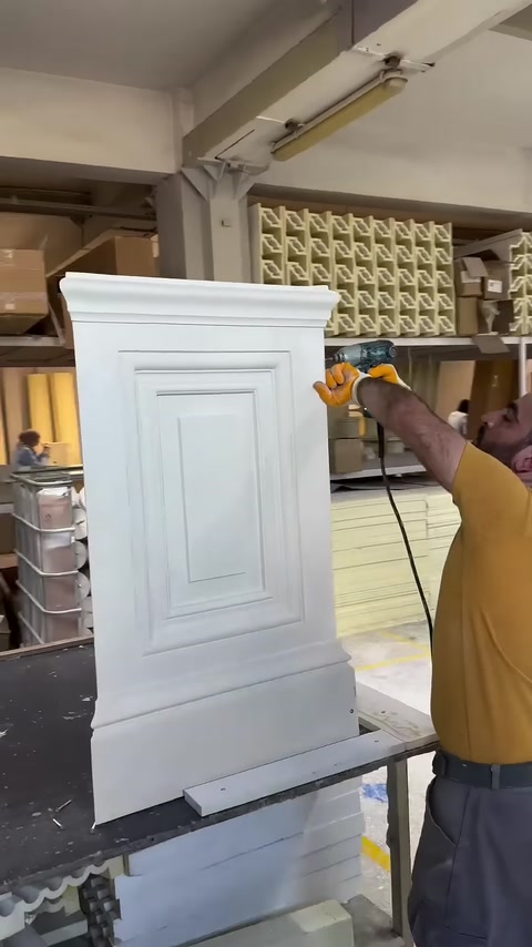 Birleştirilen pilaster kaidesinin köşe yüzeyine püskürtme uygulaması yapılıyor.