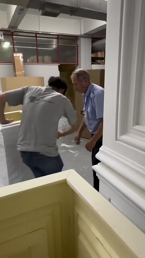 Çalışanlar tamamlanan pilaster kaidesini tezgâh yanında taşıyor.