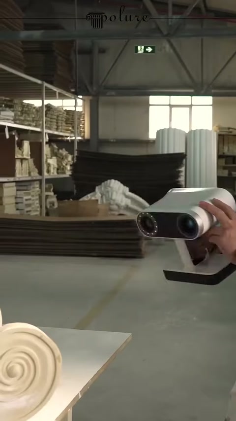 Tarayıcının ışığı dekoratif sütun kaidesinin yüzeyine doğrultuluyor