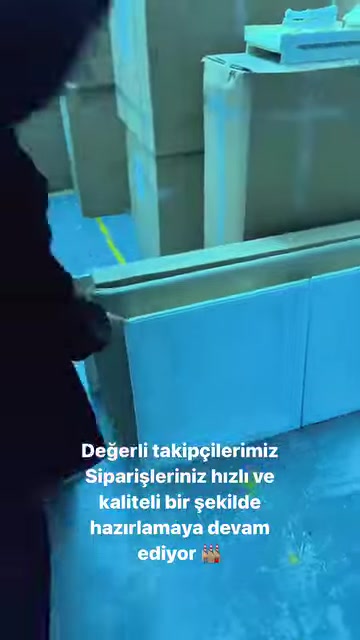 Dikdörtgen poliüretan panel çalışan tarafından yakından kontrol ediliyor.