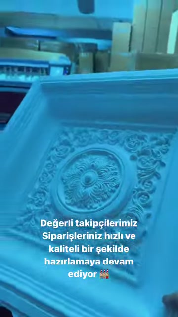 Kare dekoratif panel üzerindeki çiçekli kabartma kompozisyonu sergileniyor.