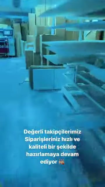 Üretim bölümünde kutu biçimli kalıplar ve kesilmiş bloklar bulunuyor.