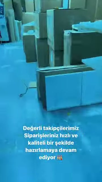 Dikdörtgen kalıplar ile farklı boylardaki bloklar zeminde sıralanıyor.