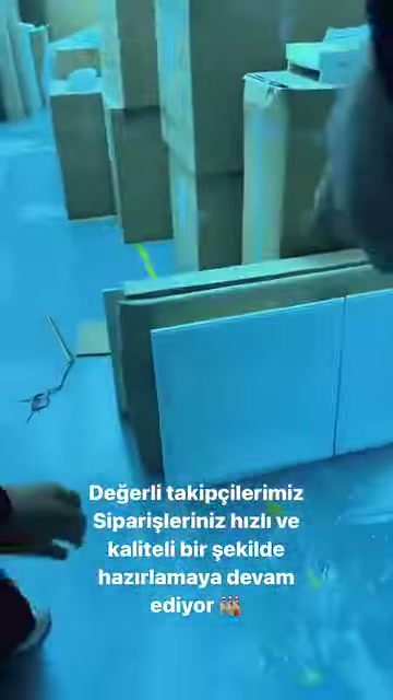 Çalışan, kalıpların önündeki dikdörtgen dekoratif paneli incelemeye hazırlanıyor.