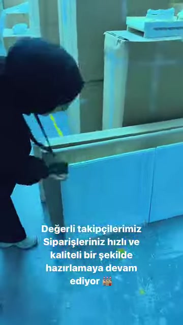 Görevli, kabartmalı panelin yüzeyindeki detayları eliyle kontrol ediyor.