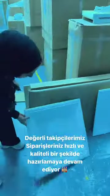 Dikdörtgen dekoratif panel, çalışma alanında elle dikkatlice inceleniyor.