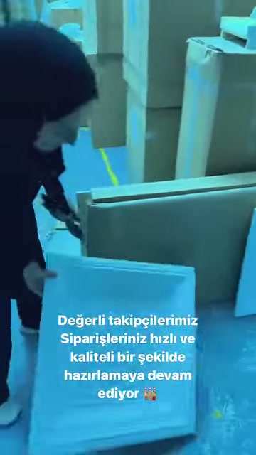 Çalışan, panelin kabartmalı yüzeyini eğilerek yakından değerlendiriyor.