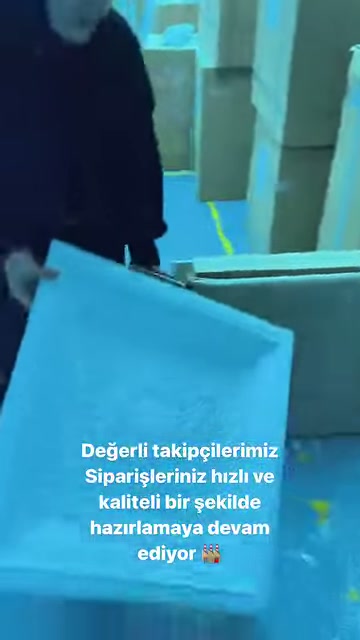 Büyük poliüretan panelin çerçeveli kenarları ve yüzey süslemesi gösteriliyor.