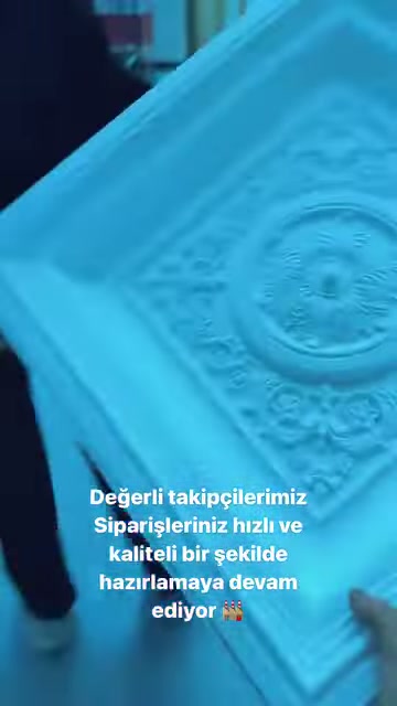 Panel üzerindeki dairesel çiçek kabartması yakın açıdan sergileniyor.