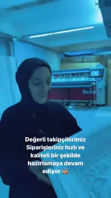 Görevli, çiçek kabartmalı dekoratif parçayı elleriyle dikkatlice inceliyor.