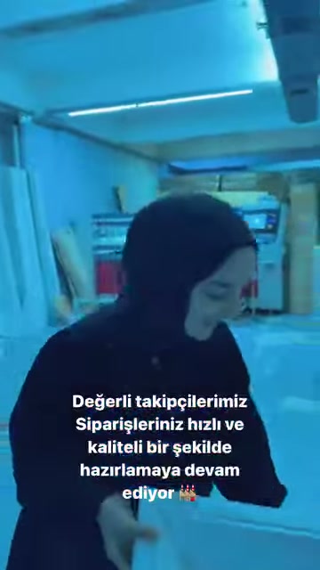Çalışan, dekoratif panelin yüzey işçiliğini aşağı bakarak kontrol ediyor.