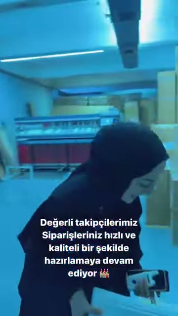 Görevli, tezgâh üzerindeki küçük parçalarla çalışma işlemini sürdürüyor.