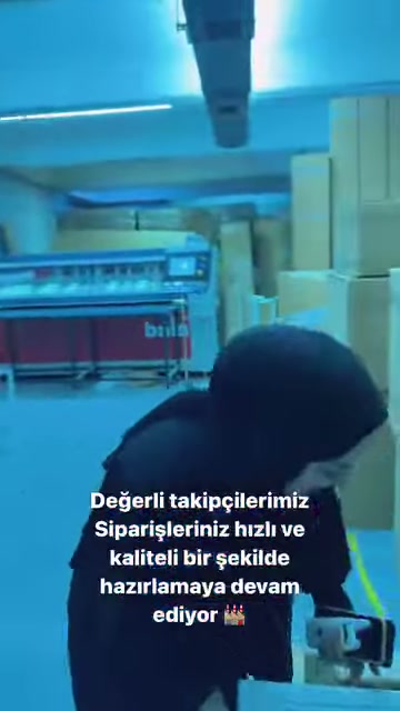 Üretim makinesi önünde panelin kenar bölümüne elle müdahale ediliyor.