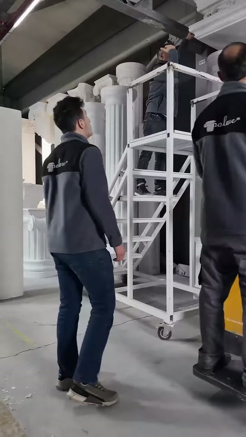 Usta, merdivenin üst basamağından taç altındaki birleşime uzanıyor.