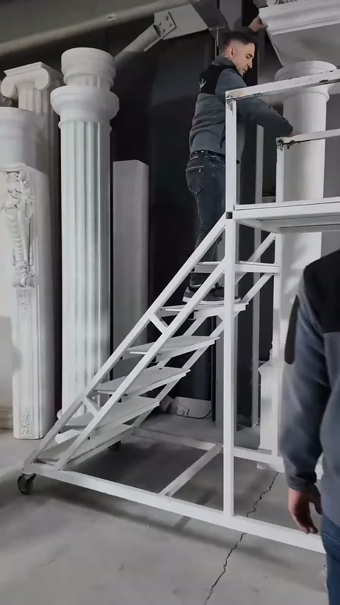 Görevli, sütun başlığı yanındaki üst parçayı elle hizalıyor.