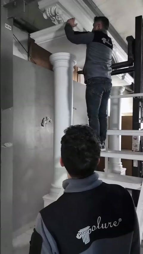 Usta, üst silmenin köşe bölümünü iki eliyle yerleştiriyor.