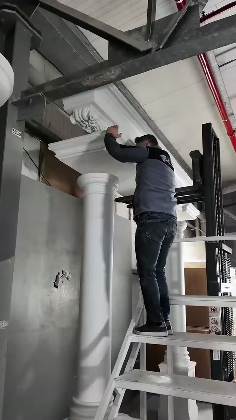 Çalışan, sütun üzerindeki taç bağlantısına yakından müdahale ediyor.