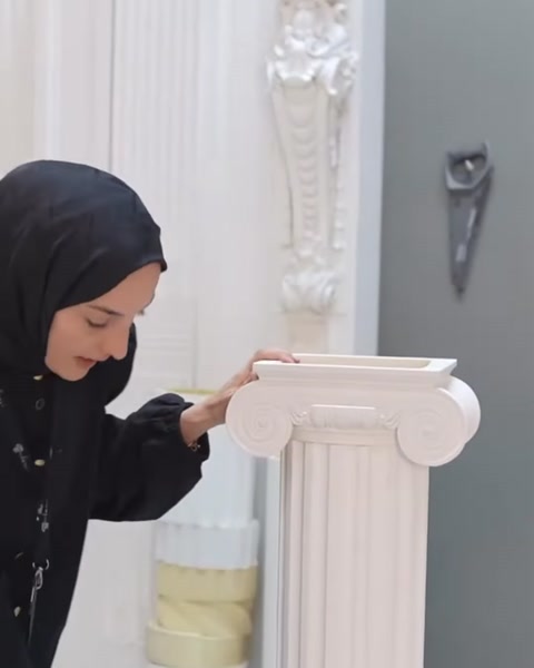 Başlık, yivli gövde ve alt kaideden oluşan sehpa modeli