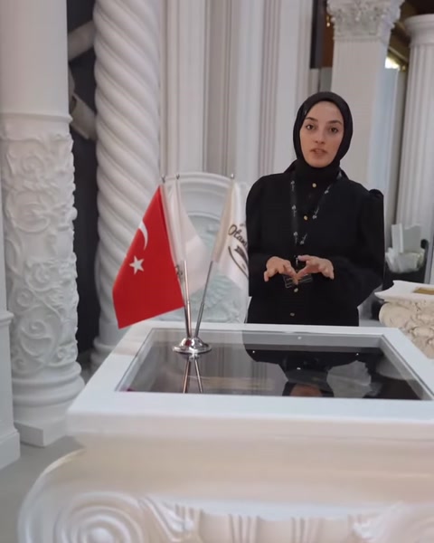 Dekoratif sütun örnekleriyle çevrili showroom sunum alanı görülüyor