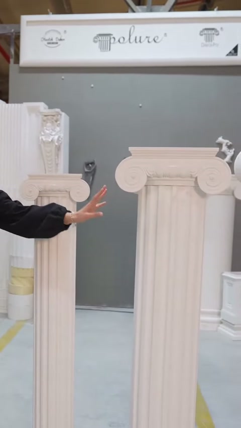Sunucunun eli kısa sütunun volütlü başlığına yönelerek modeli tanıtıyor