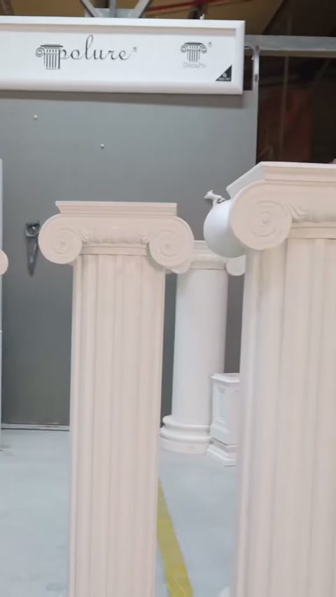 Üç beyaz sütun farklı yükseklik ve gövde kalınlıklarıyla sıralanıyor