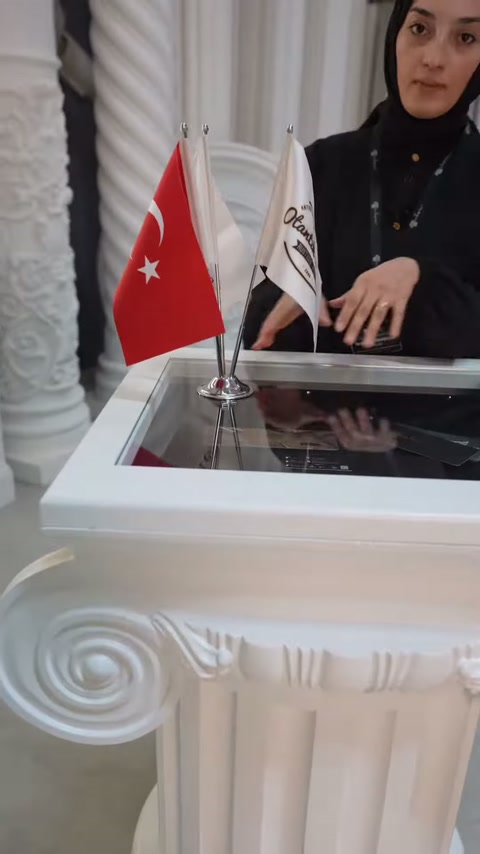 Volütlü büyük sütun başlığı tezgâh biçiminde önden sergileniyor