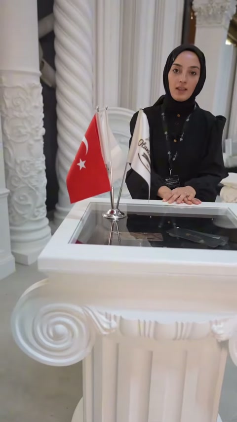 Büyük başlığın üst yüzeyi önünde sunucu ürün tanıtımını sürdürüyor