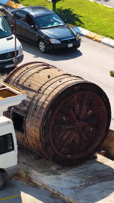 Yukarıdan görülen dev ahşap fıçı ve çevresindeki metal kuşaklar