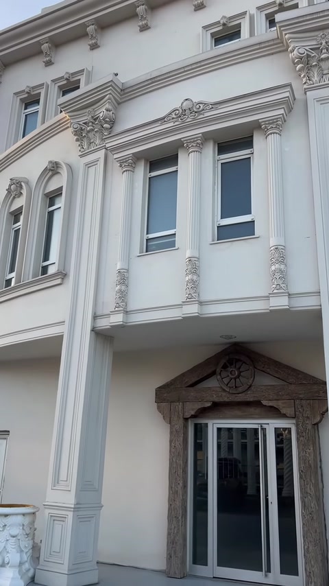 Yapı cephesinde pencere çevrelerini tamamlayan ince dekoratif sütunlar