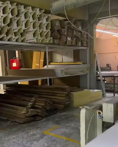 Atölye raflarında istiflenmiş farklı kesitlerde poliüretan profiller