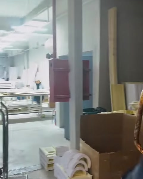 Üretim makinesi yanında bekleyen kıvrımlı dekoratif sütun parçaları
