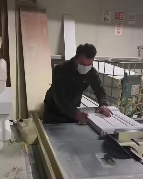 Uzun söve profilini kesim tezgâhına yerleştiren çalışan
