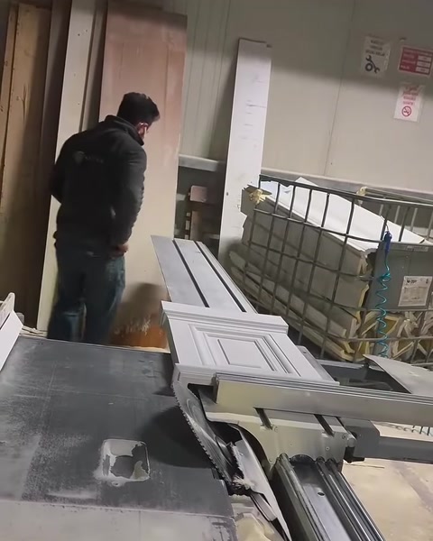 Kesim sırasında oluşan parçacıkların görüldüğü üretim aşaması