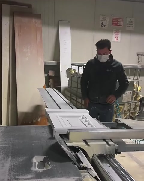 Kesilen profilin hizasını tezgâh üzerinde kontrol eden çalışan