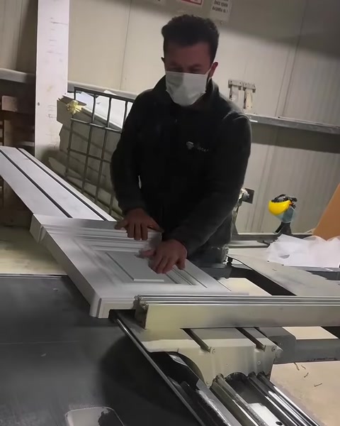 Desenli söve parçasının ölçüye göre makineye ilerletilmesi