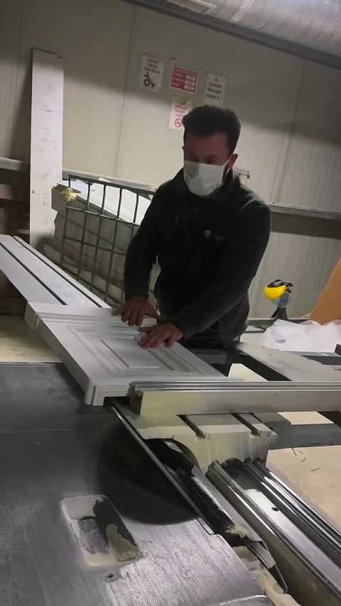Beyaz süsleme parçaları kesim tezgâhında sıkıca bir arada tutuluyor.